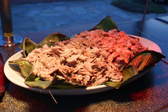 ロイヤルハワイアンのルアウ「アハアイナ」で饗されるハワイの伝統料理「カルアピッグ」の写真