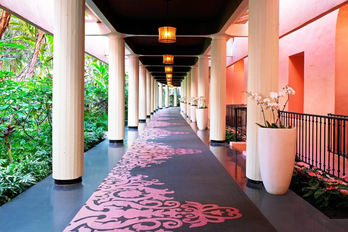 ロイヤルハワイアンのヒストリックウィングへつながる吹き抜けの廊下の写真