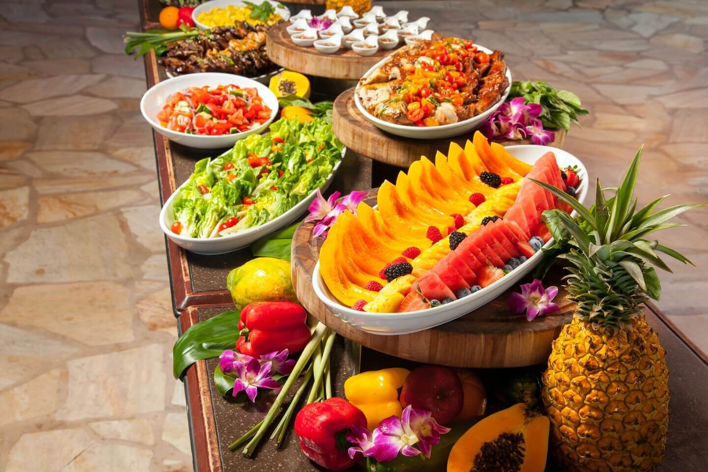 ロイヤルハワイアンのルアウ「アハアイナ」で饗される新鮮なフルーツの写真