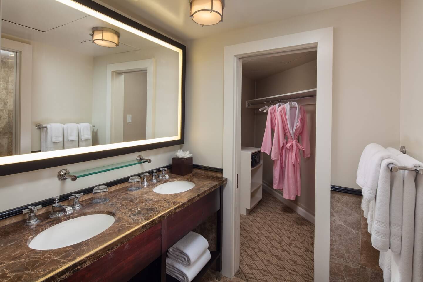 ロイヤルハワイアン「ヒストリックルーム」のバスルームと、ピンク色のバスローブの写真