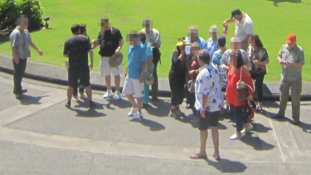 ハワイを観光する高齢の欧米人の団体の写真。全員ラフでカジュアルな服装