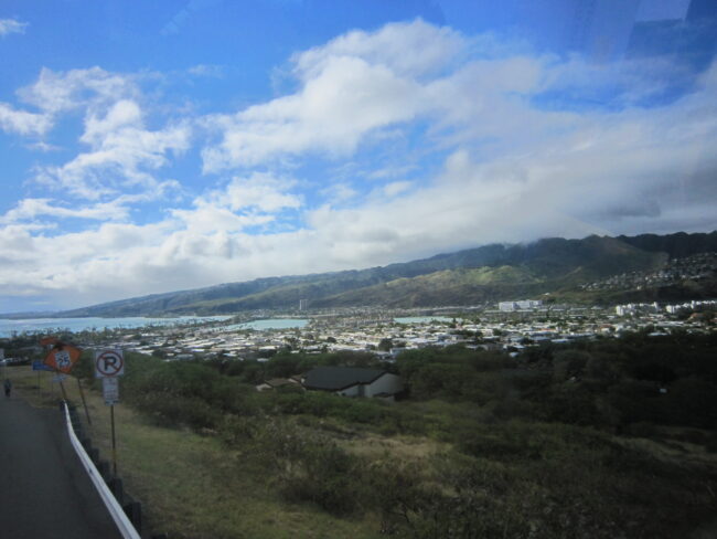 ワイキキトロリーブルーラインの車窓からハワイカイルックアウトを望む写真