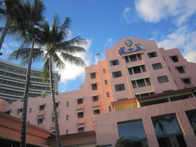 ルアウが行われるロイヤルハワイアンホテル（ピンクパレスとも呼ばれる）を撮影した写真