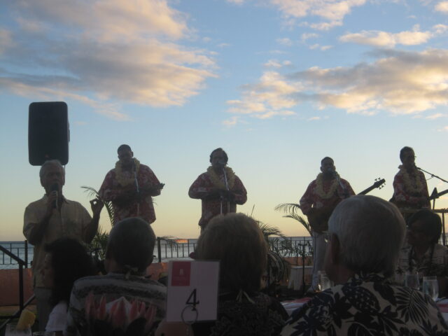 ロイヤルハワイアンホテルのルアウ・ショーの陽気なMCとハワイアンバンドの演奏の様子を撮影した写真