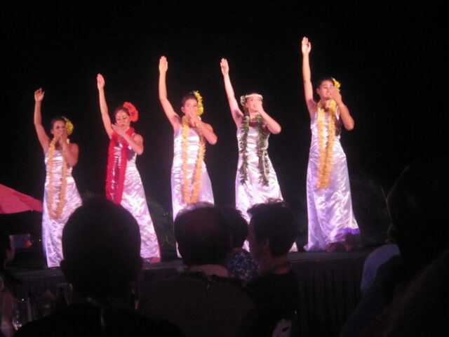 ロイヤルハワイアンホテルで行われる豪華なフラショーで、優雅に踊る女性ダンサーたちを撮影した写真