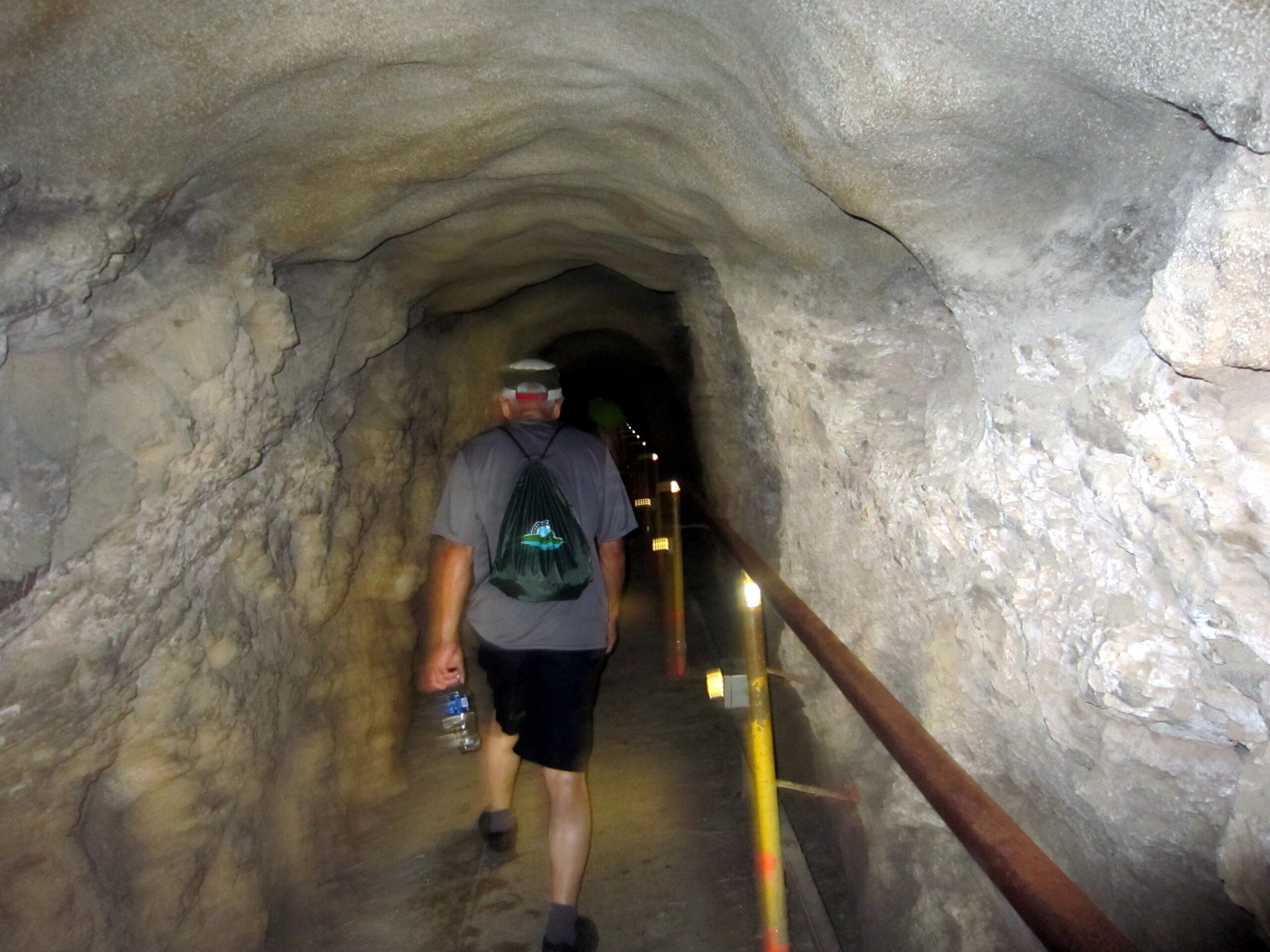 ダイヤモンドヘッド登山 途中のトンネルのように彫り込まれた道を歩く様子を撮影した写真