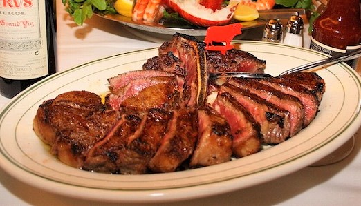 ウルフギャングの熟成肉のステーキを撮影した写真