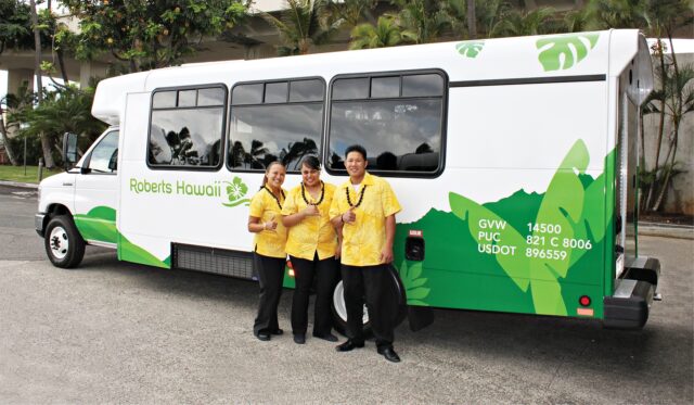 ロバーツハワイのシャトルバスと黄色のアロハのユニフォームを着たスタッフたちの写真
