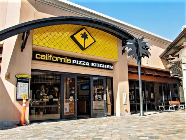 アラモアナセンター内の人気ピザレストラン「カリフォルニアピザキッチン」の外観を撮影した写真