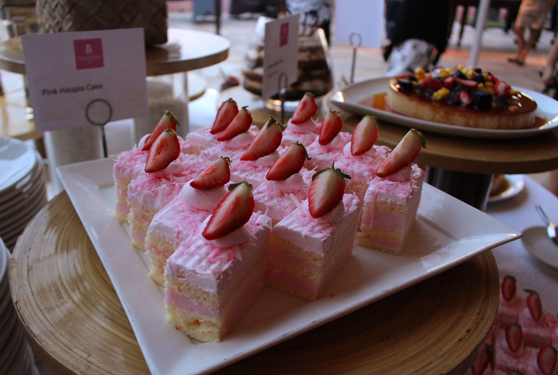 ロイヤルハワイアンホテルのアハアイナで提供された、ホテルイチオシの「ピンク・ハウピア・ケーキ」の写真