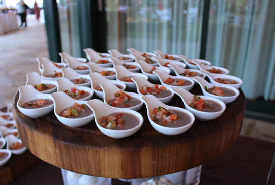 ロイヤルハワイアンホテルのアハアイナで提供されたハワイの伝統料理タロイモから作った「ポイ」に、サーモン、トマト、玉ねぎを添えてオシャレな一品になった写真