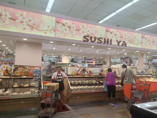 ドンキの寿司コーナー（SUSHI－YA）は桜のディスプレイで不思議な世界観がある様子を撮影した写真