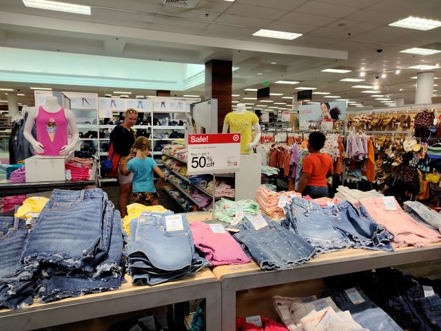 ハワイのスーパー「ターゲット」の子ども服売り場　お得な５０％offの商品がディスプレイしている様子を撮影した写真