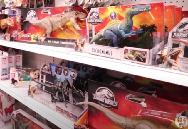 ハワイのスーパー「ターゲット」のおもちゃ売り場の恐竜コーナー、14.99ドルから25.99ドルまであります