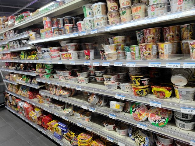 ニジヤマーケットで、日本のカップ麺、スープ類など、日本の食材が所狭しと並ぶ様子を撮影した写真