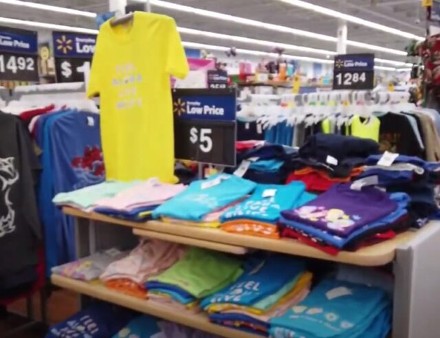 ハワイのスーパー「ウォルマート」に売っていた激安の男児用Tシャツは5ドル