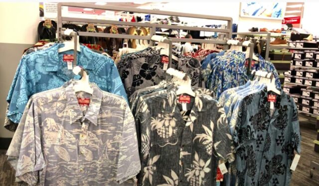 ハワイのスーパー「ターゲット」で売られていた紳士用アロハは29.99～ドル　ダークカラーで日本でも普通に着られます