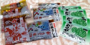 日本から持ち込んだパック入りのポン酢・刺身醤油・わさびを撮影した写真