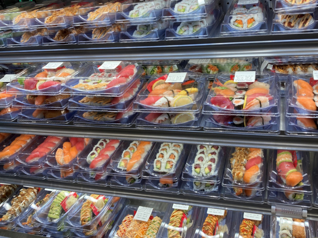 ワイキキマーケットのデリコーナーにある充実した寿司コーナーの写真