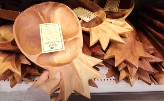 ハワイのスーパー「ターゲット」に売ってあったかわいいパイナップル型の木製のプレート11.99ドル
