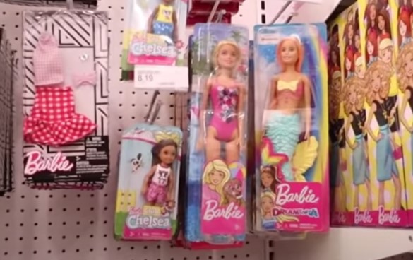 ハワイのスーパー「ターゲット」に売ってあったバービー人形シリーズ　バービー人形は4.99ドルから