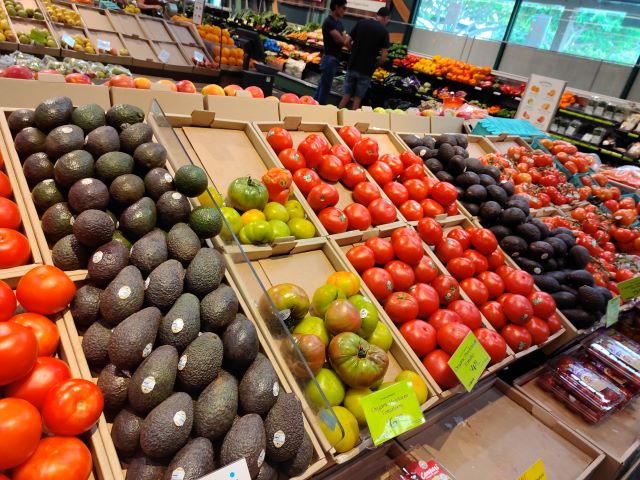 ホールフーズマーケットの店内（カイルア店）で、オーガニックの野菜や果物が陳列されている様子を撮影した写真