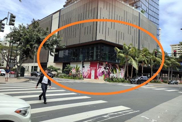 クヒオ通りの交差点の一角にあるワイキキマーケットの立地がわかる写真