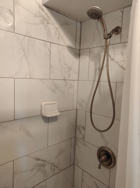 宿泊したコンドのバスルームにある取り外して使えるシャワーの写真