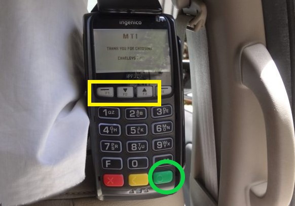 ハワイのチャーリーズタクシーの全車に装備されているクレジットカード支払い用のカードリーダーの使い方をマーカーで示した写真