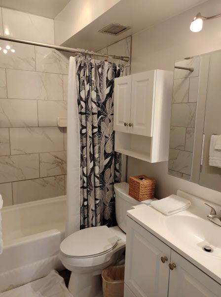 トイレ、風呂、洗面台が一緒になった、宿泊したコンドのバスルームの写真