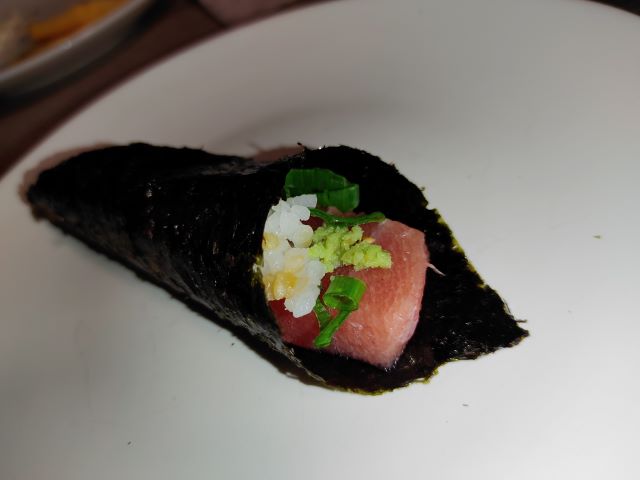 コンドの料理、中トロと酢飯、ネギ、ワサビの手巻き寿司の写真