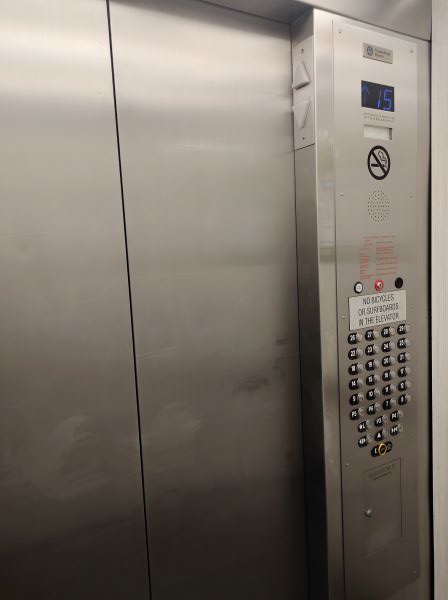 宿泊したコンドの3機あるエレベーターの内部の写真