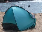 ハナウマ湾に観光客が持ち込んだ2人用コンパクトテントを撮影した写真
