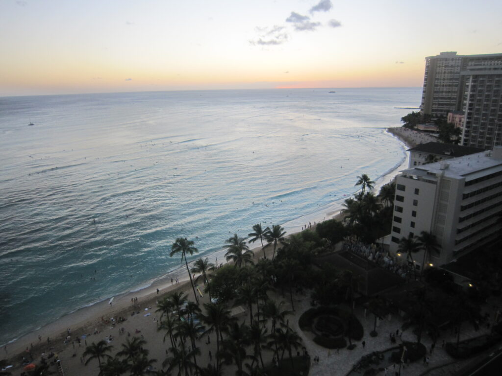 ホテルからワイキキビーチの夕暮れを撮影した写真