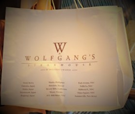 ウルフギャングステーキハウスのオリジナルドギーバッグの写真