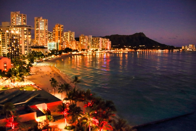 ハワイワイキキの宝石箱のような夜景を撮影した写真