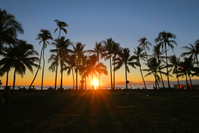 ハワイワイキキの海に沈む夕日を撮影した写真