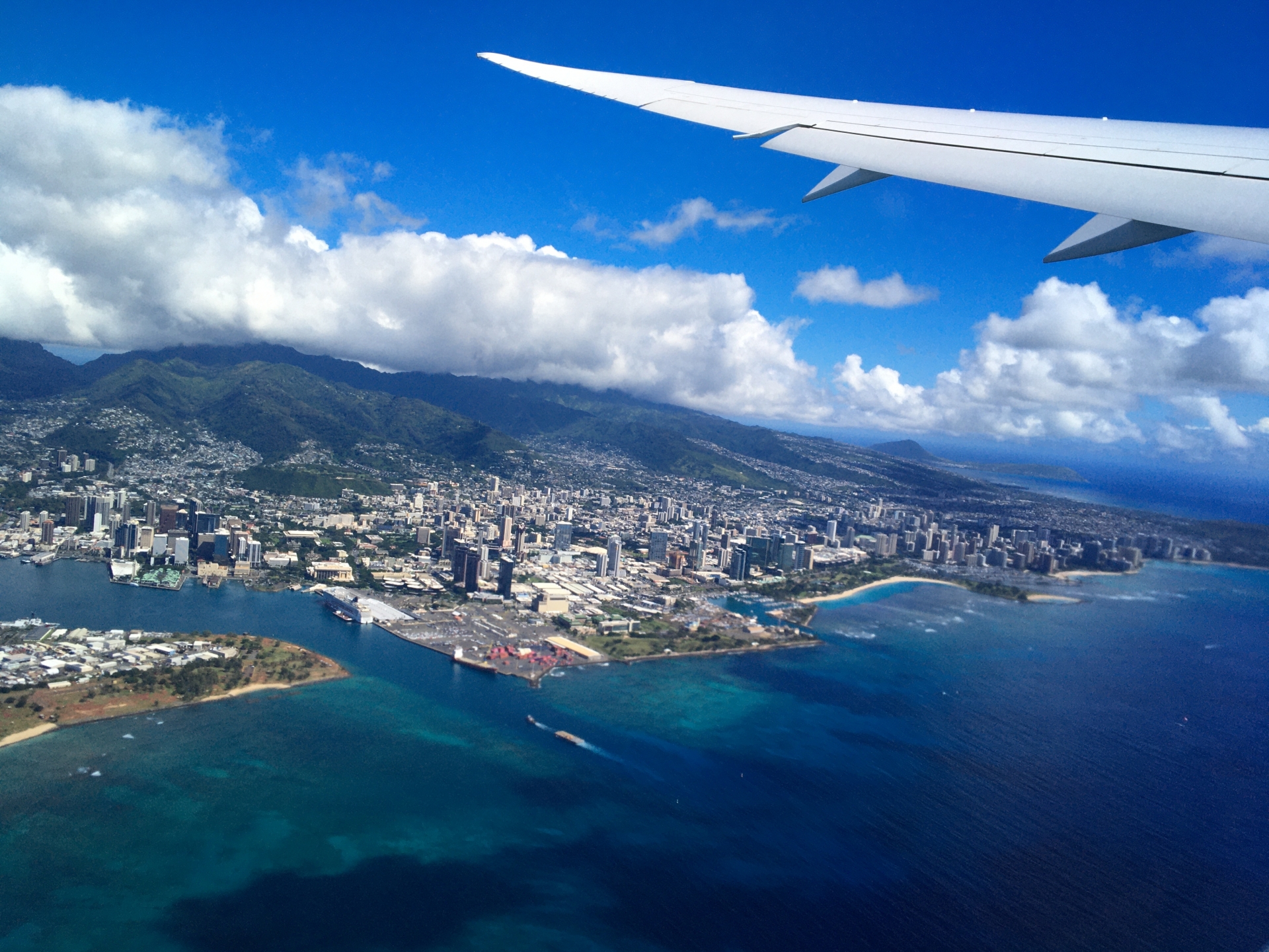飛行機の中から、ワイキキ市街とハワイの海を見下ろした写真
