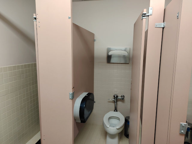 「レインボーズエンド」の清潔なトイレ(個室部分)を撮影した写真