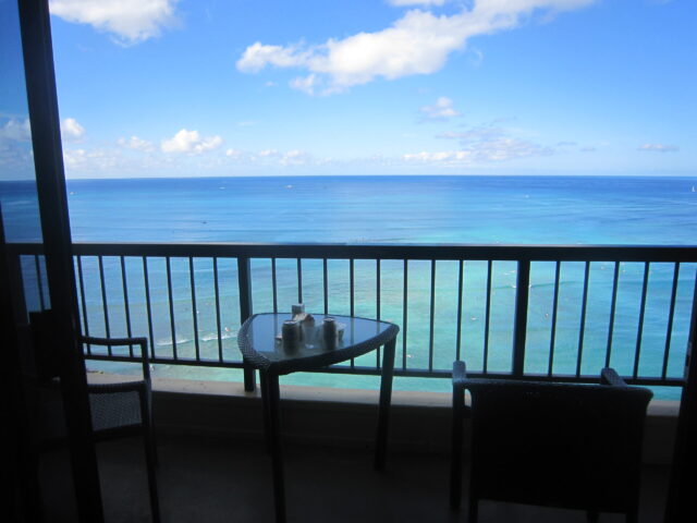 わたしが実際に泊まったハイアットリージェンシーホテルのラナイからワイキキの海を望む写真