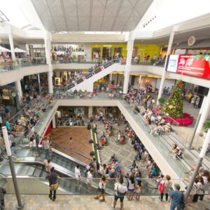 多くの買い物客でにぎわうハワイ最大のショッピングモール「アラモアナ・センター」を、3階から撮影した写真
