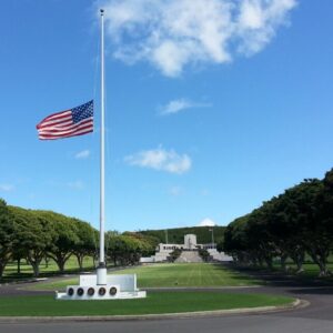 アメリカの半旗が掲げられているパンチボウルの丘の写真