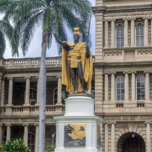 ハワイのシンボル金色に輝く「カメハメハ大王像」