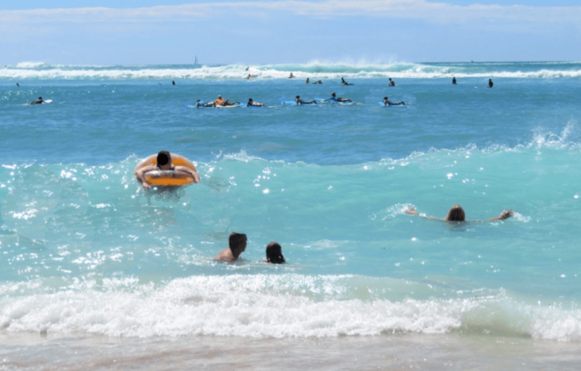 ワイキキビーチの高い波の様子を撮影した写真