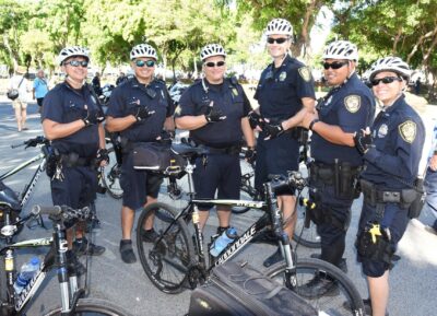 自転車に乗るホノルルの陽気な警官たちの写真