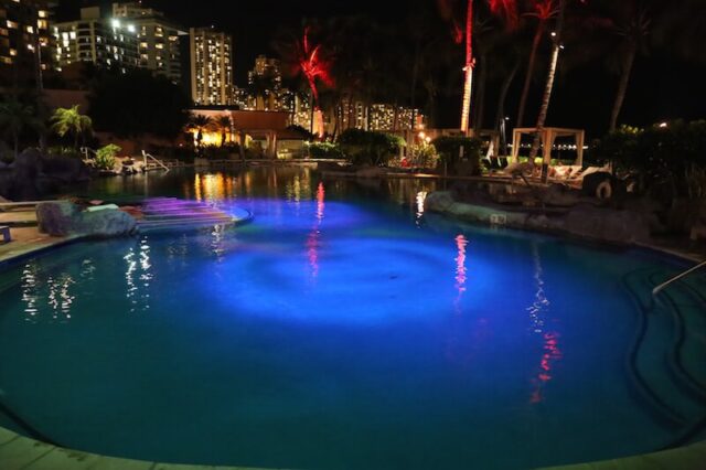 シェラトンワイキキホテルのロマンチックな夜のプール