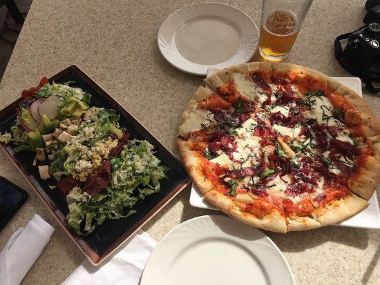 ロイヤルハワイアンのマイタイバーのパニオロピザとホイフイ コブサラダの写真