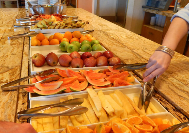 ハイアットリージェンシーのモーニングブッフェ「ショア」に並ぶ新鮮なトロピカルフルーツ