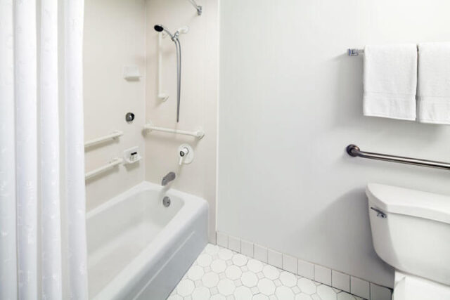 シェラトンプリンセスカイウラニ バリアフリー 浴槽付きバスルームの写真