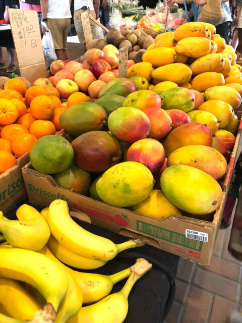 ハイアットリージェンシ－ワイキキの1階で開催されるファーマーズマーケットで売られている採れたてのフルーツ